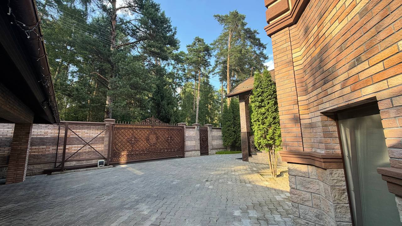 Главный въезд и территория владения