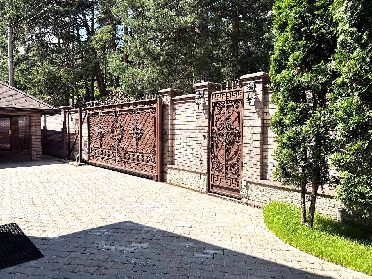 Охраняемый въезд в закрытый посёлок